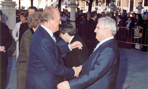 El Rey don Juan Carlos I saluda a Enrique Múgica (Defensor del Pueblo) en la II Edición del Premio de DDHH Rey de España