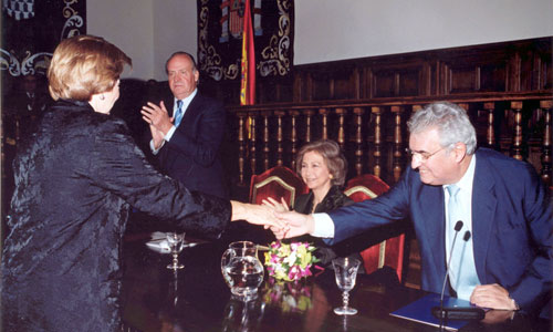 Enrique Múgica saluda a Zilda Arns (coordinadora internacional de la Pastoral del Niño)