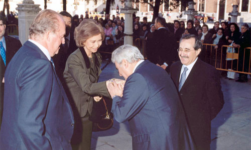 Enrique Múgica besa la mano de la reina Sofía ante la mirada del Rey y de Virgilio Zapatero en la I Edición del Premio DDHH Rey de España