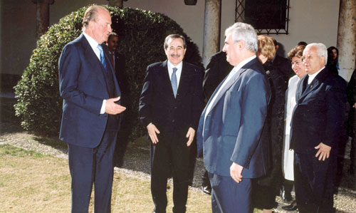 Saludo entre el Rey Don Juan Carlos I, Virgilio Zapatero y Enrique Múgica en la I Edición del Premio DDHH Rey de España