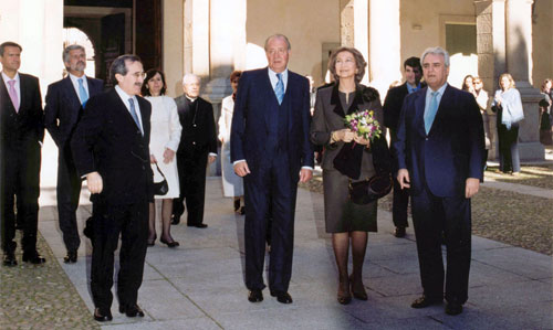 Virgilio Zapatero, sus majestades Los Reyes y Enrique Múgica a la entrada de la Universidad de Alcalá en la I Edición del Premio DDHH Rey de España