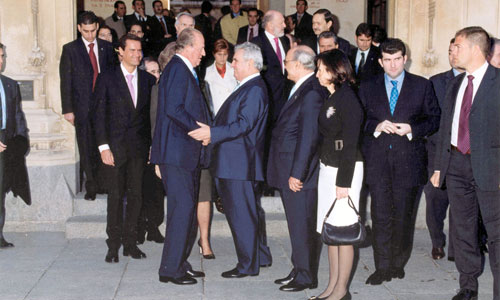 Saludo entre Enrique Múgica y el Rey Juan Carlos I en la I Edición del Premio DDHH Rey de España
