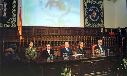 Virgilio Zapatero, sus majestades los Reyes y Enrique Múgica en la mesa presidencial del acto de entrega de la I Edición del Premio de DDHH