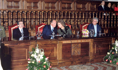 Virgilio Zapatero, sus majestades los Reyes y Enrique Múgica en la mesa presidencial del acto de entrega de la I Edición del Premio de DDHH