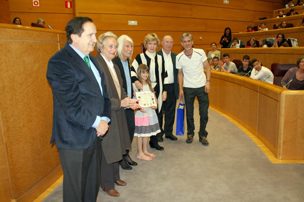 Eva Abril del CEIP Jorge Juan (Monforte del Cid, Alicante) recoge su premio