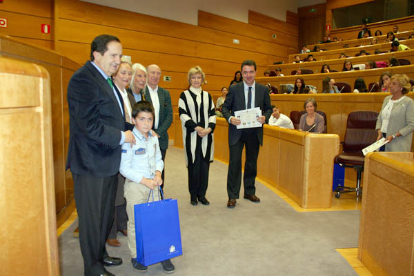 Imanol Cordero del Colegio Irabia (Pamplona) recoge su premio