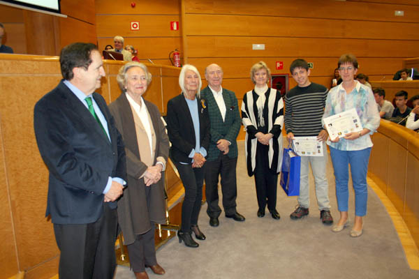Julen Aramendia del IES Tierra (Estella, Navarra) recoge su premio