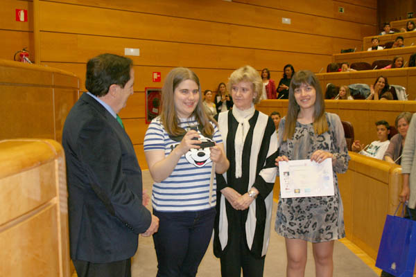 Mª Jesús Sacedo del IES Alonso Quijada (Esquivias, Toledo) recoge su premio