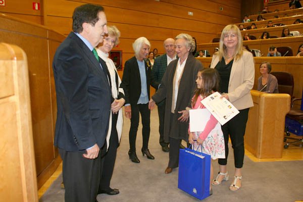 Sara Fayos del CEIP Rafael Altamira (Quatretonda, Valencia) recoge su premio