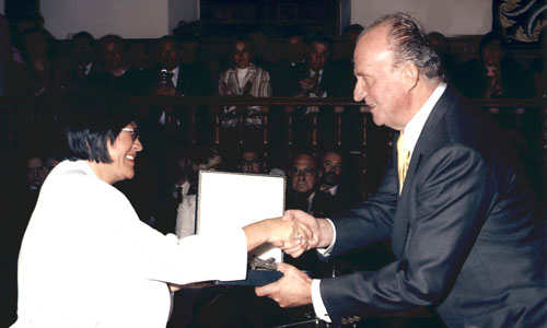 El Rey Don Juan Carlos I le entrega el premio a Hellen Mack, presidenta de la FMM, durante la II Edición del Premio de DDHH Rey de España