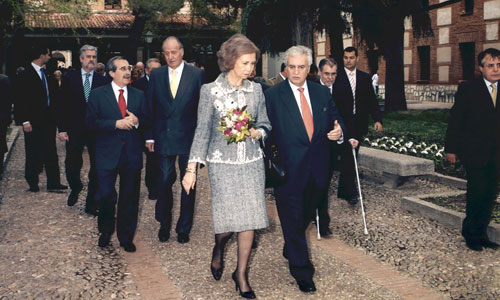 La Reina Sofía charla con Enrique Múgica (Defensor del Pueblo) en la II Edición del Premio de DDHH Rey de España