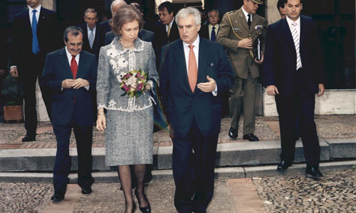La Reina Sofía charla con Enrique Múgica (Defensor del Pueblo) en la II Edición del Premio de DDHH Rey de España