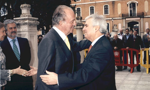 El Rey don Juan Carlos I saluda a Enrique Múgica (Defensor del Pueblo) en la II Edición del Premio de DDHH Rey de España