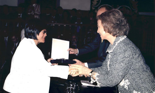La Reina Sofía saluda a Hellen Mack, presidenta de la FMM durante su recogida del premio de la II Edición del Premio DDHH Rey de España