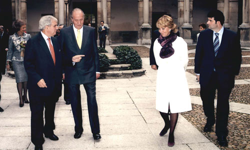 Enrique Múgica, el Rey Don Juan Carlos I y Esperanza Aguirre a la entrada de la II Edición del Premio de DDHH Rey de España