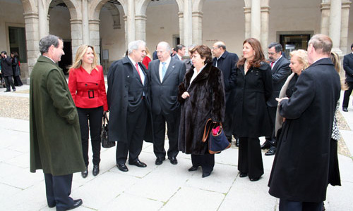 Personalidades hablando en el patio de la Universidad de Alcalá durante la entrega de la III Edición del Premio de DDHH Rey de España