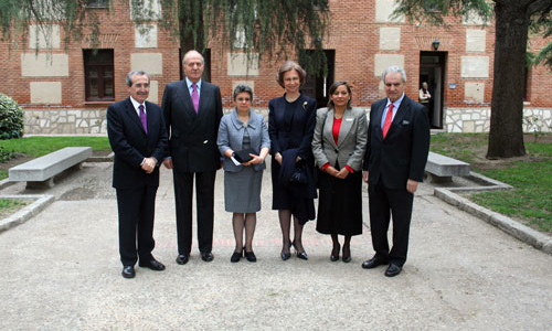 Foto de grupo en los jardines de la Universidad de Alcalá en la III Edición del Premio DDHH Rey de España