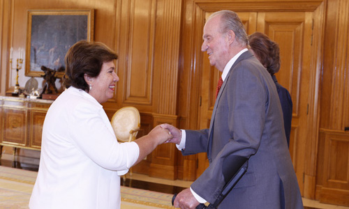 El Rey Juan Carlos I saluda a la Defensora Mª Luisa Cava de LLano durante la IV Edición del Premio de DDHH Rey de España.