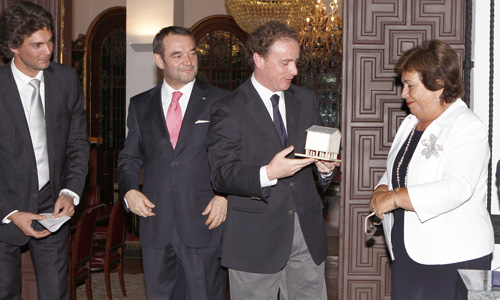 Mª Luisa Cava de Llano y el capellán Cristian del Campo durante el acto de entrega de la IV Edición del Premio de DDHH Rey de España