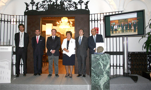 Foto de grupo durante el acto de entrega de la IV Edición del premio de DDHH Rey de España