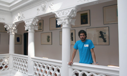 Maximiliano Pérez Silveira, director social de Un Techo para mi País, en la galería de la Institución del Defensor del Pueblo