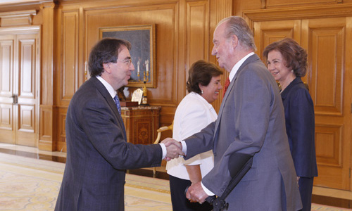 El Rey Juan Carlos I saluda a Fernando Galván durante la entrega del IV Edición del Premio de DDHH Rey de España