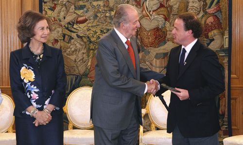 El Rey Juan Carlos I entrega la placa del premio de la IV Edición del Premio de DDHH al capellán Cristian Campo