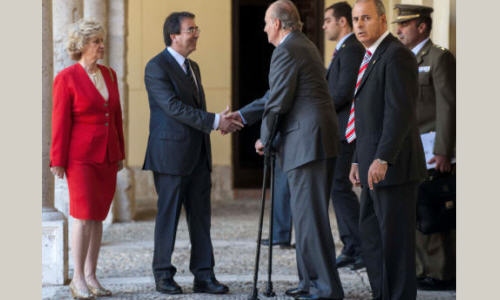 El Rey Juan Carlos I saluda al Rector de la Universidad de Alcalá a su llegada a la V Edición del Premio de DDHH
