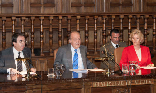 Fernando Galván (rector Universidad de Alcalá), el Rey Juan Carlos I y Soledad Becerril durante el acto de entrega de la V Edición del Premio DDHH