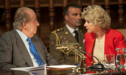 Soledad Becerril charla con el Rey Juan Carlos I durante el acto de entrega la V Edición del Premio de DDHH