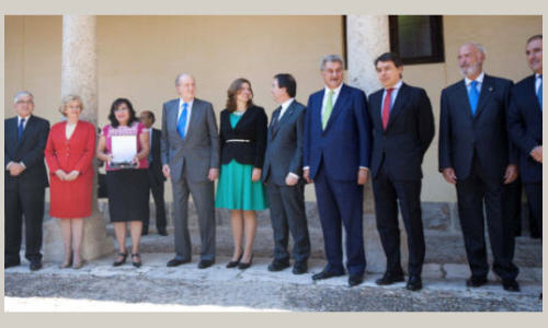 Foto de grupo en el claustro de la Universidad de Alcalá durante la V Edición del Premio de Derechos Humanos Rey de España