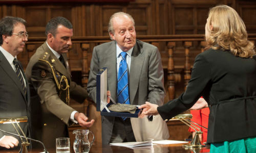 El Rey Juan Carlos I hace entrega del premio Derechos Humanos a Agnieszka Raczynska, secretaria ejecutiva de la red TDT durante la V Edición