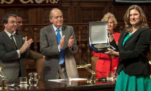 Agnieszka Raczynska, secretaria ejecutiva de la Red TDT, posa con el premio en la V Edición del Premio de DDHH Rey de España