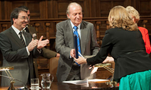 El Rey Juan Carlos I entrega el premio a Agnieszka Raczynska, secretaria ejecutiva de Red TDT, ganadores de la V Edición
