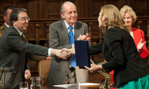 El Rector de la Universidad de Alcalá, Fernando Galván, saluda a Agnieszka Raczynska, secretaria ejecutiva de Red TDT, durante la entrega del premio