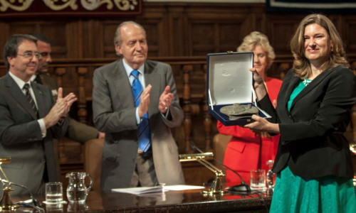 Agnieszka Raczynska, secretaria ejecutiva de la Red TDT, posa con el premio en la V Edición del Premio de DDHH Rey de España