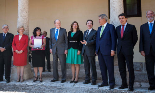 Foto de grupo en el claustro de la Universidad de Alcalá durante la V Edición del Premio de Derechos Humanos Rey de España