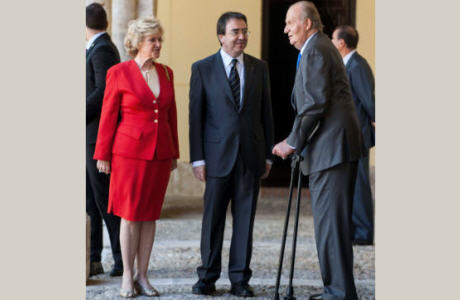 Soledad Becerril, Fernando Galván Reula y el Rey Juan Carlos I charlan antes del acto de entrega de la V Edición del Premio de DDHH Rey de España