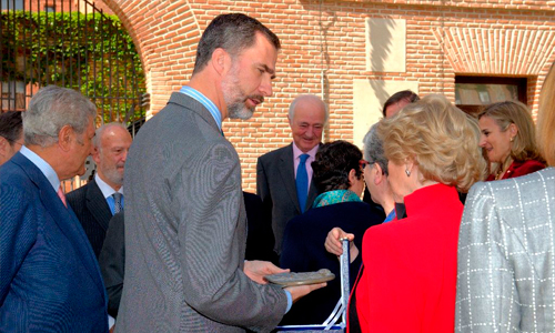 El Rey Felipe VI charlando con Soledad Becerril durante la VI Edición del Premio de Derechos Humanos Rey de España