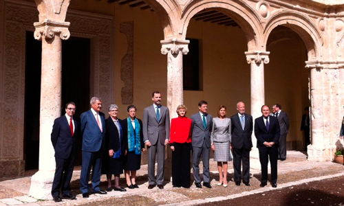Foto de grupo en el claustro de la Universidad de Alcalá durante la VI Edición del Premio de Derechos Humanos Rey de España