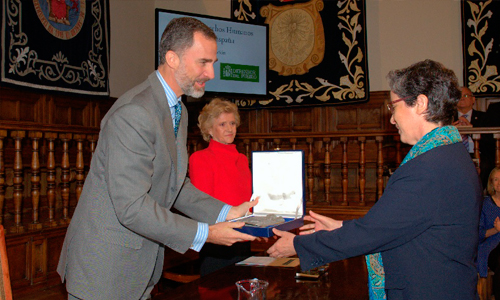 El Rey Felipe VI haciendo entrega del Premio de Derechos Humanos Institución de las Adoratrices en la VI Edición del Premio de Derechos Humanos