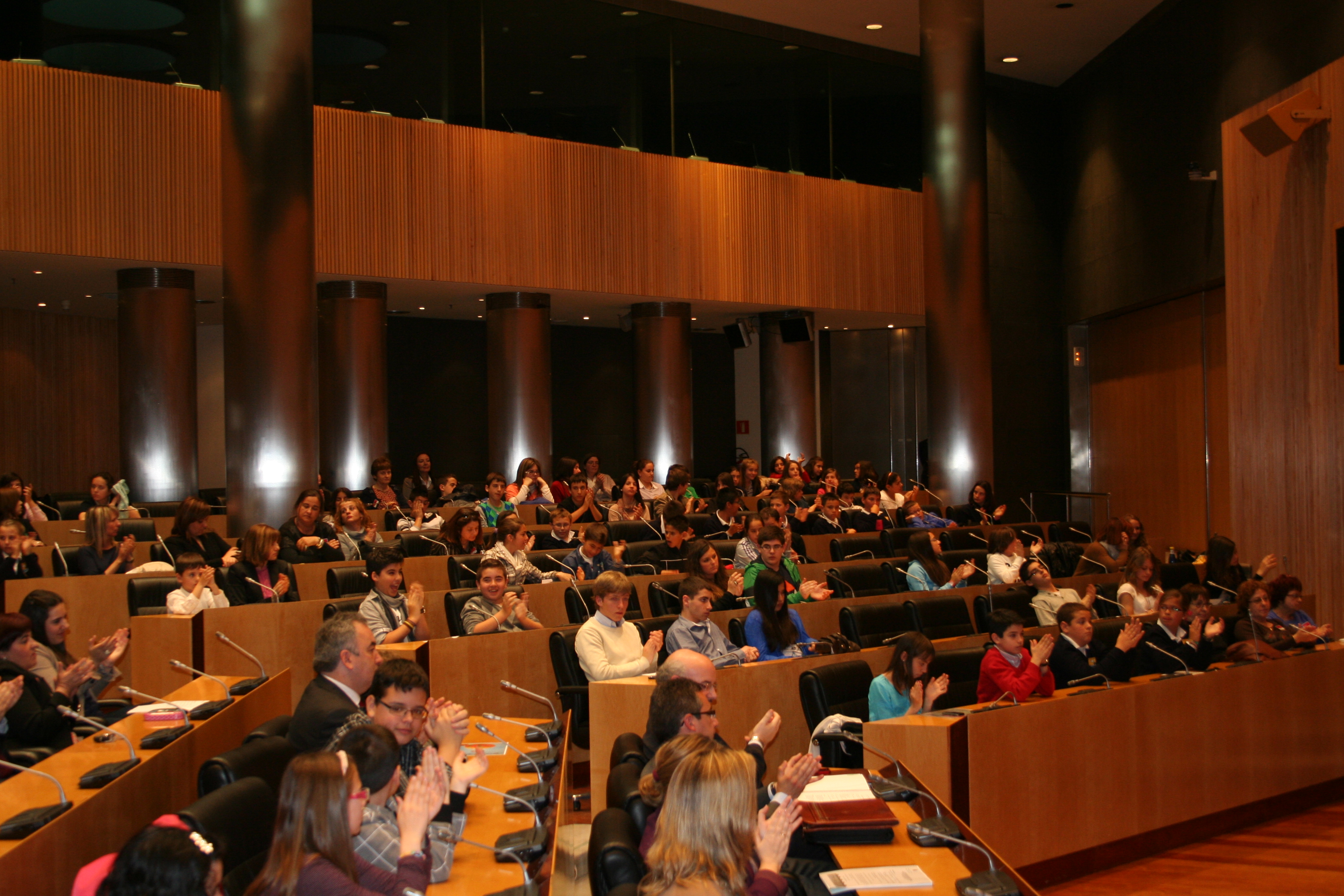Auditorio con los niños participantes durante el acto de entrega del Concurso Escolar de Dibujos 2010 en el Congreso de los Diputados