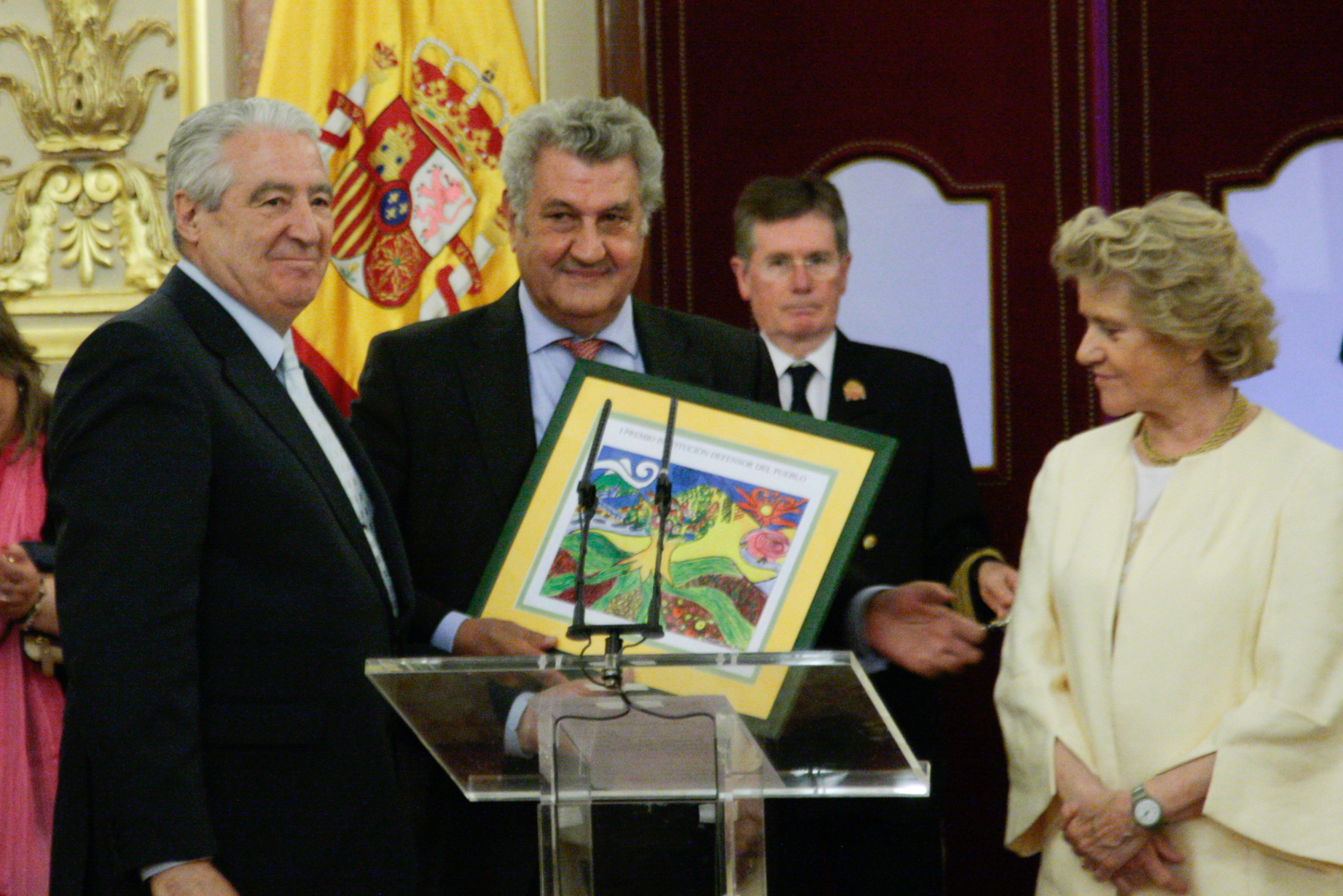 Soledad Becerril entrega el dibujo ganador del 1er Premio Defensor del Pueblo en el Congreso de los Diputados