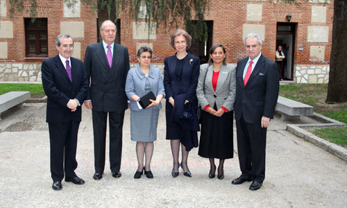 Foto de grupo de la II Edición del Premio de DDHH. De izquierda a derecha: Virgilio Zapatero (Rector de la Universidad de Alcalá), el Rey Don Juan Carlos I, Hellen Mack (presidenta de la FMM), la Reina Sofía, una miembro de la FMM y Enrique Múgica (Defensor del Pueblo)