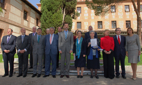 Foto de grupo en el jardín de la Universidad de Alcalá durante la VI Edición del Premio de Derechos Humanos Rey de España