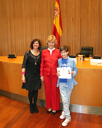 Alejandro Navas del colegio Carmelitas Sagrado Corazón. Vitoria, recoge su premio
