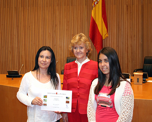 María Fernández del CEIP Andalucía. Santa Mª del Águila, El Egido, Almería, recoge su premio