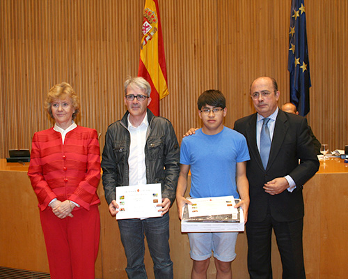 Edison Vladimir Gavilanes del IESO Reyno de Navarra. Azagra, Navarra, recoge su premio