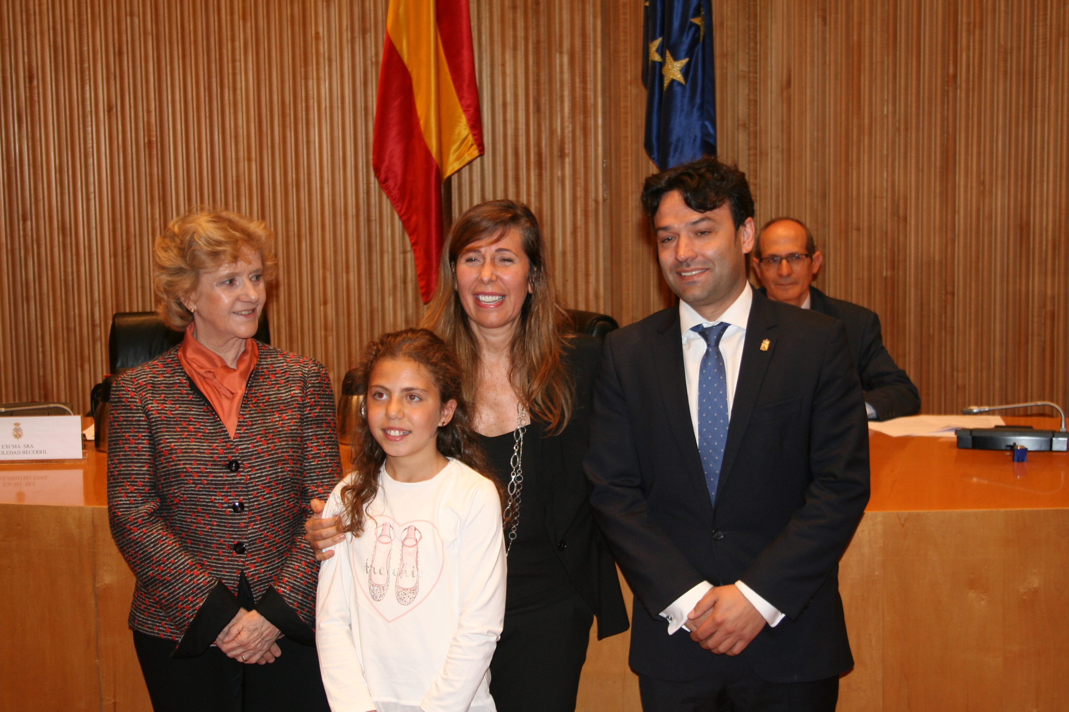 Soledad Becerril y Alicia Sánchez Camacho (secretaria primera del Congreso) junto a Carla Martín Gavilanes del CEIP Pedro I, Tordesillas y un profesor