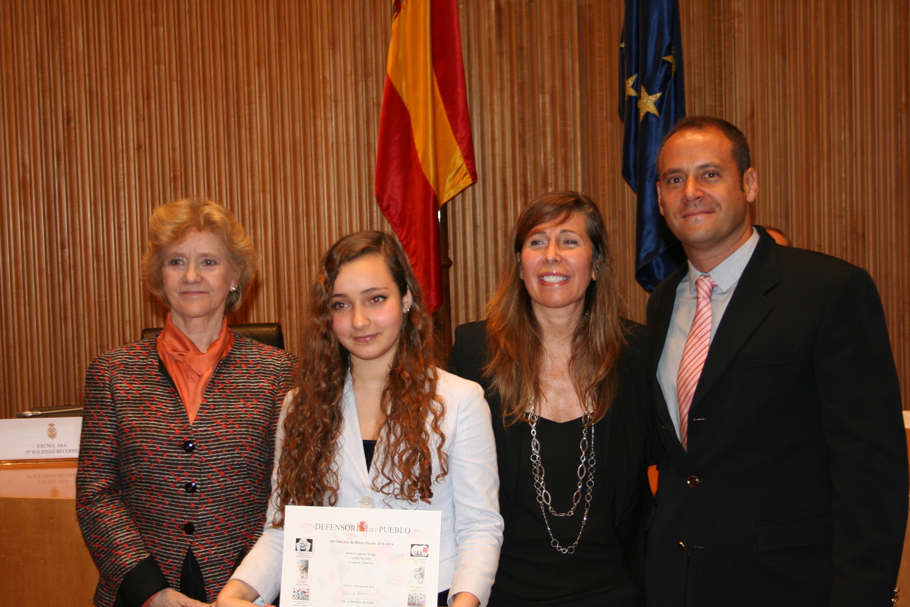 Soledad Becerril, Alicia Sánchez Camacho (secretaria primera del Congreso) junto a Daniela Lagunas, Colegio Nuryana, su profesor, recogiendo su premio